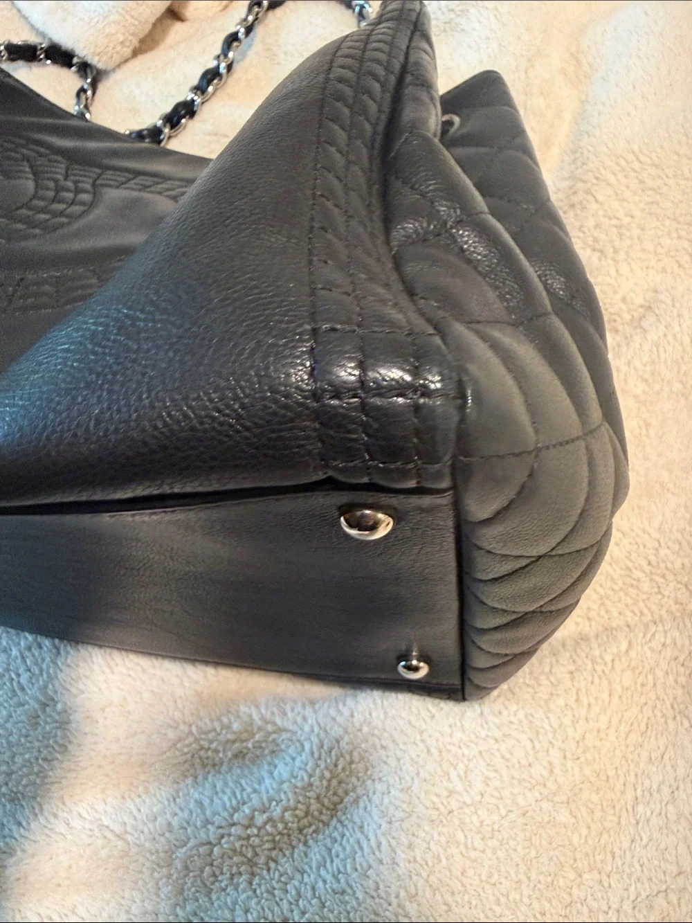 CHANEL Black Quilted Leather Shoulder Bag with Chain Strap